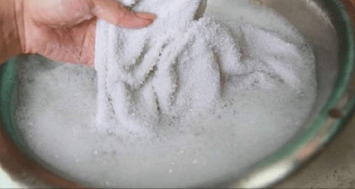 A pus asta în detergent şi când a scos hainele de la maşina de spălat a avut o surpriză! O s-o faci şi tu de mâine