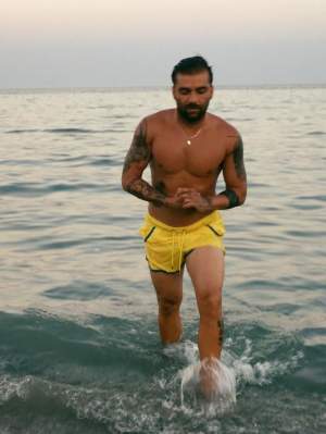 FOTO / Unul dintre foștii concurenți ai emisiunii ”Mireasă pentru fiul meu” a mers la plajă și s-a lăsat fotografiat în ipostaze care le vor da palpitații fanelor