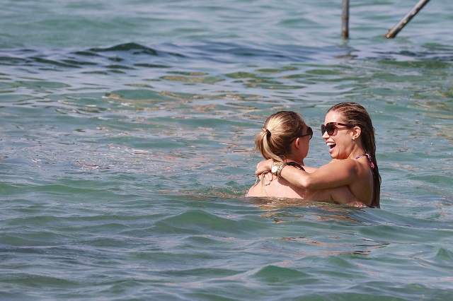 FOTO / Nici femeile nu-şi pot lua mâinile de pe ea! Stai s-o vezi cum arată când iese din apă. O prezentatoare TV, show sexy la Saint-Tropez