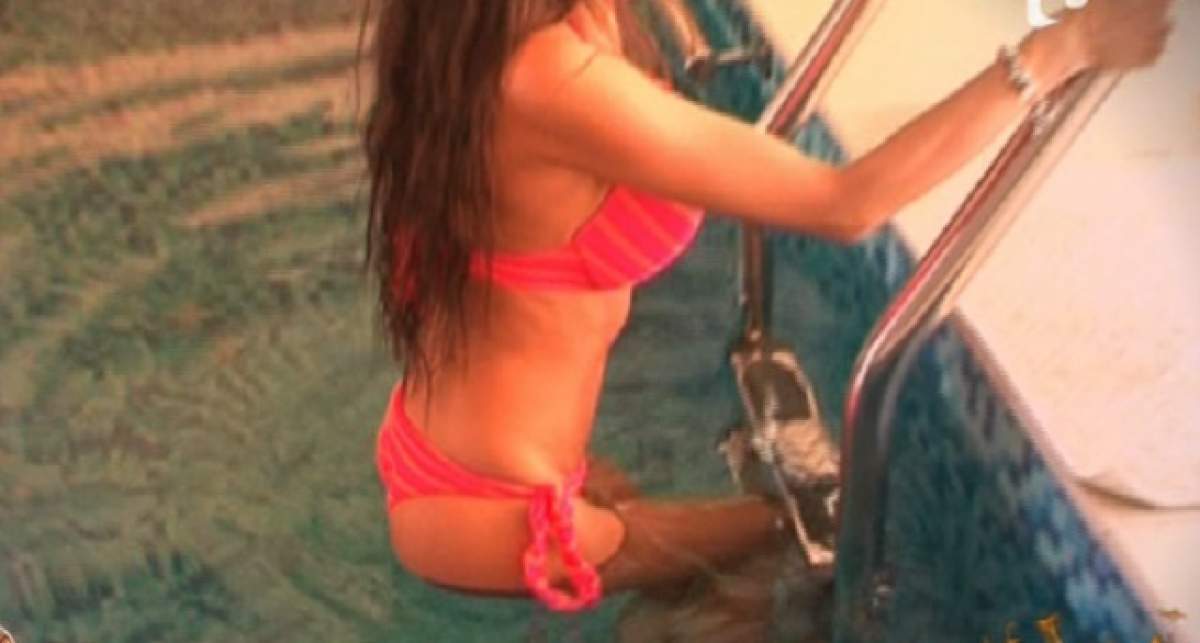 VIDEO & FOTO / A ieşit din piscină şi i-a ieşit tot din sutien! Gabriela Cristoiu, ipostaze fierbinţi dintr-o gafă