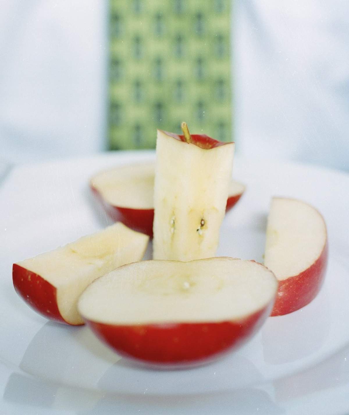 ÎNTREBAREA ZILEI:  Joi- Ce poţi face cu un măr în afară de a-l mânca? Trucuri GENIALE