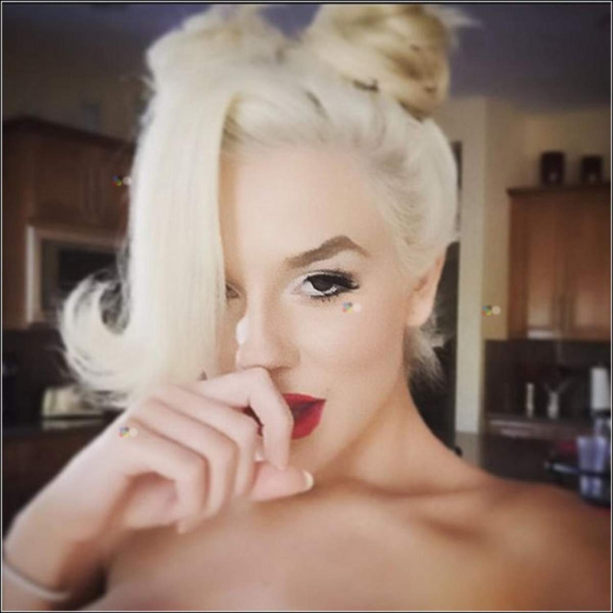 FOTO / Sânii au crescut, decolteul s-a adâncit! Courtney Stodden, cu burta de gravidă la vedere, într-o salopetă provocatoare