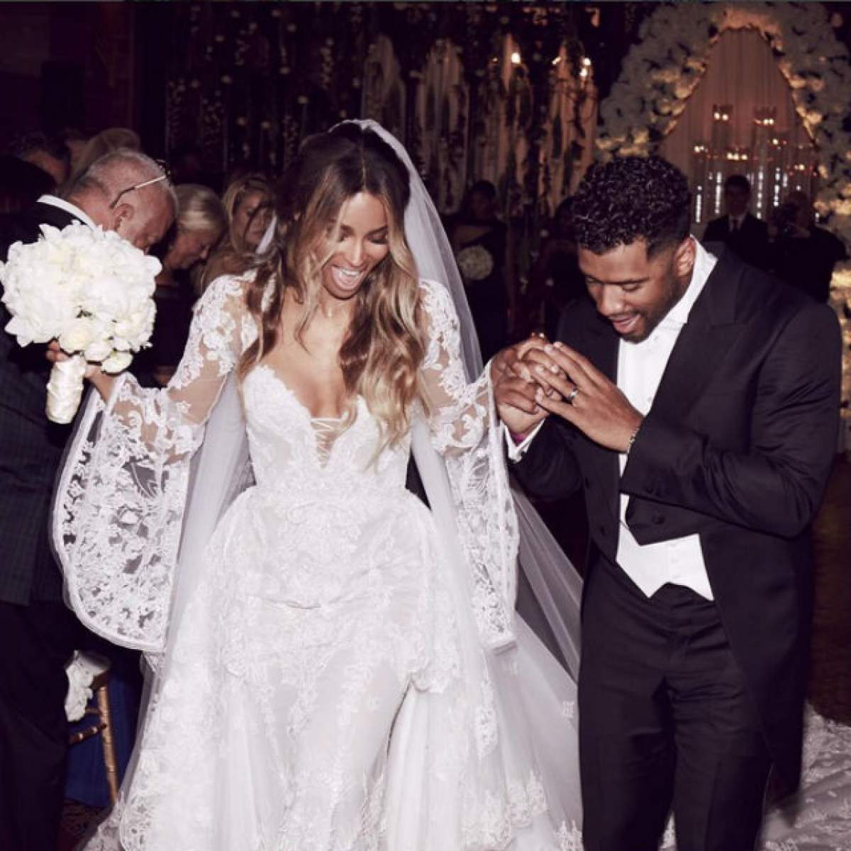 VIDEO & FOTO / Ciara s-a căsătorit cu Russell Wilson! Rochia de mireasă a cântăreţei a fost una de vis