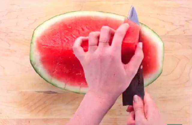 VIDEO / Ai aruncat miezul verde al pepenelui roşu? Nici nu ştii ce MARE GREŞEALĂ ai făcut şi ce DELICIU ai ratat