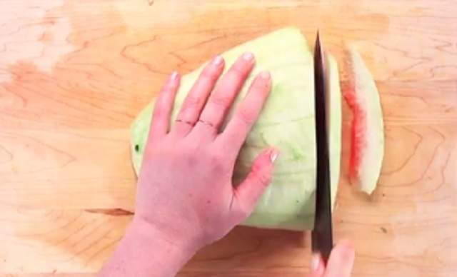 VIDEO / Ai aruncat miezul verde al pepenelui roşu? Nici nu ştii ce MARE GREŞEALĂ ai făcut şi ce DELICIU ai ratat
