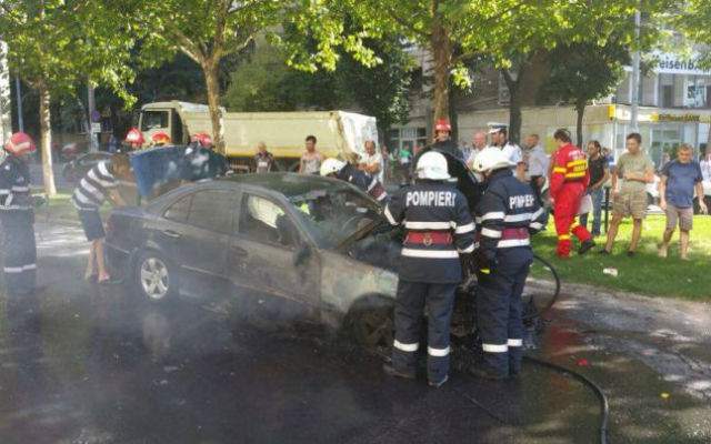 Ultimă oră. O maşină a luat foc în Bucureşti