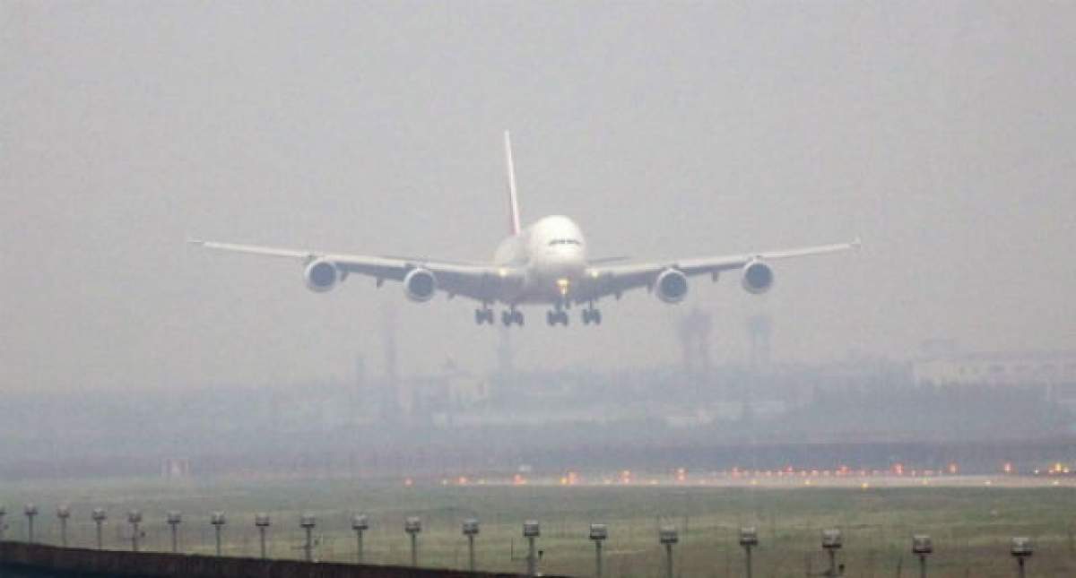 VIDEO / Aterizare de urgenţă pe Otopeni. Motorul unei aeronave s-a oprit în timpul zborului