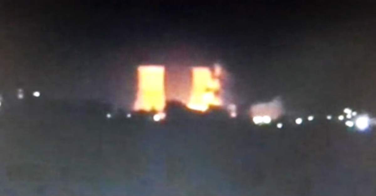 VIDEO / Incendiu la combinatul Oltchim. Un depozit de materie primă a ars complet