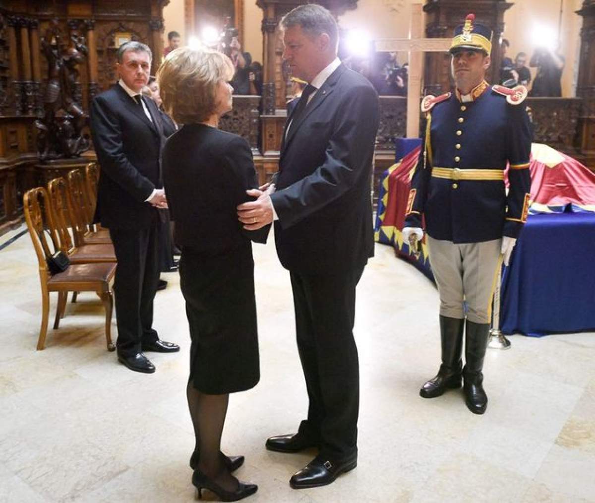 A început priveghiul Reginei Ana. Preşedintele Klaus Iohannis, la Castelul Peleş: "Transmit condoleanțele mele întregii Familii Regale"