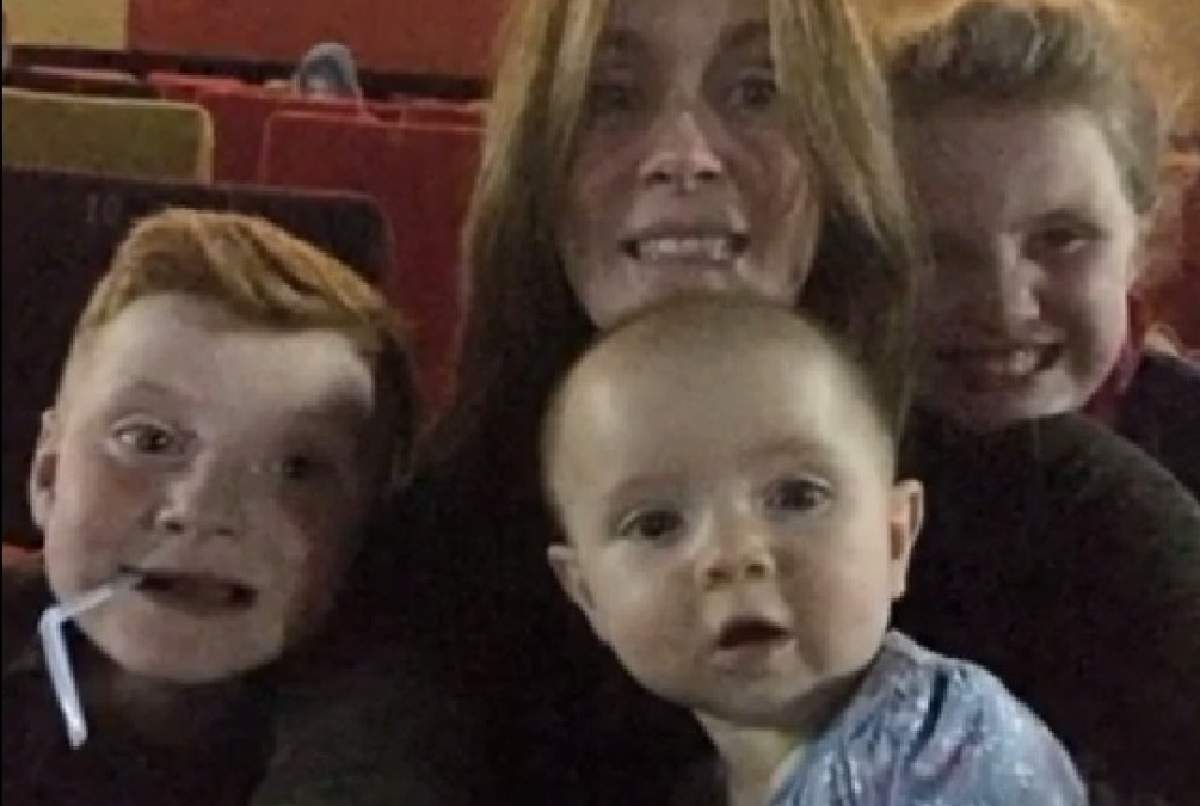 FOTO / Și-a dus copiii la cinema și a făcut un selfie! Ce a observat în fundal a devenit viral!