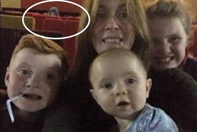 FOTO / Și-a dus copiii la cinema și a făcut un selfie! Ce a observat în fundal a devenit viral!