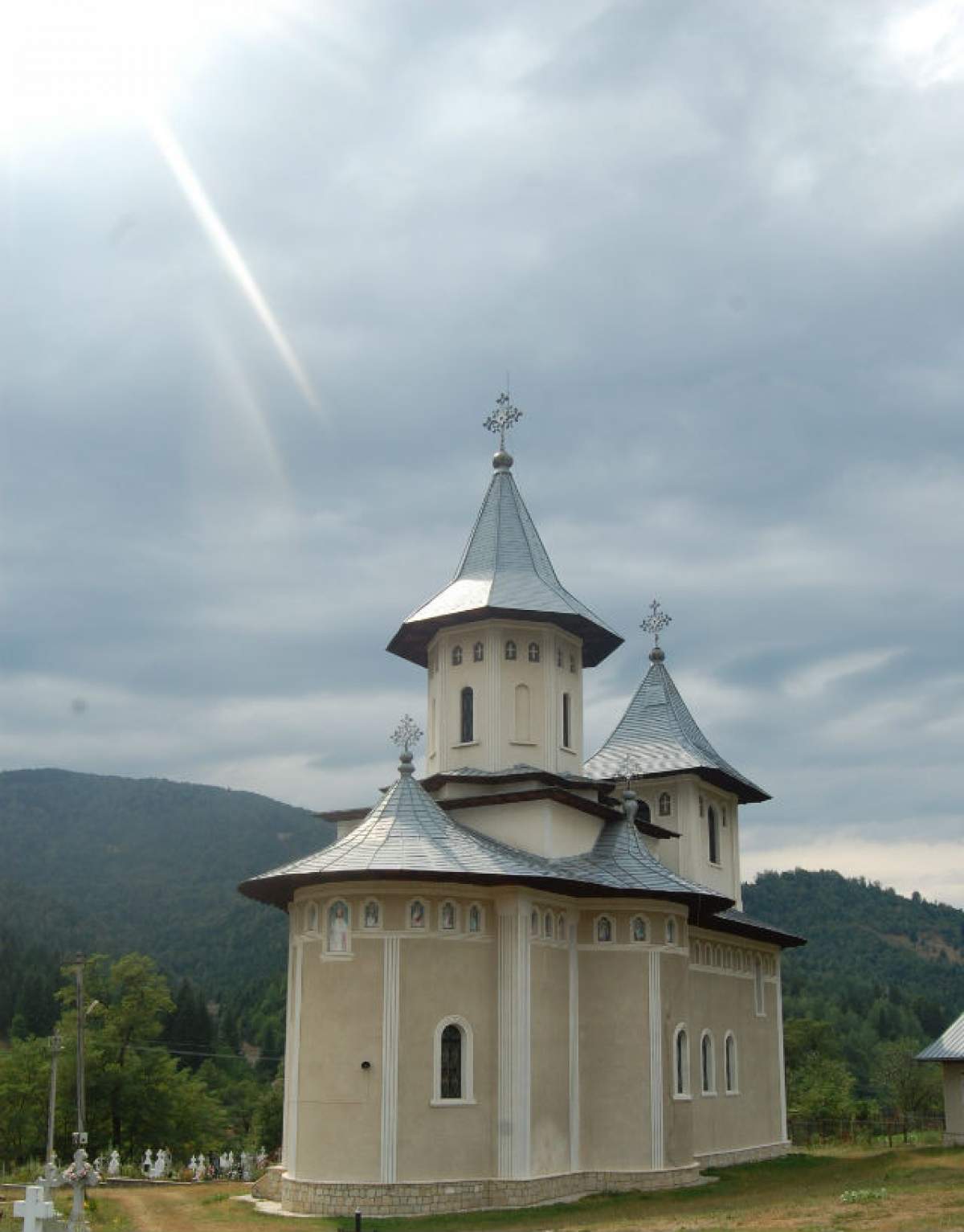 VIDEO / Am văzut multe lucruri în România, dar asta le întrece pe toate! Satul cu 7 biserici pe aceeaşi stradă