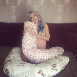 FOTO / Andreea Bălan și-a găsit "ajutor de nădejde" pentru dormit! Toate femeile însărcinate ar putea urma exemplul ei