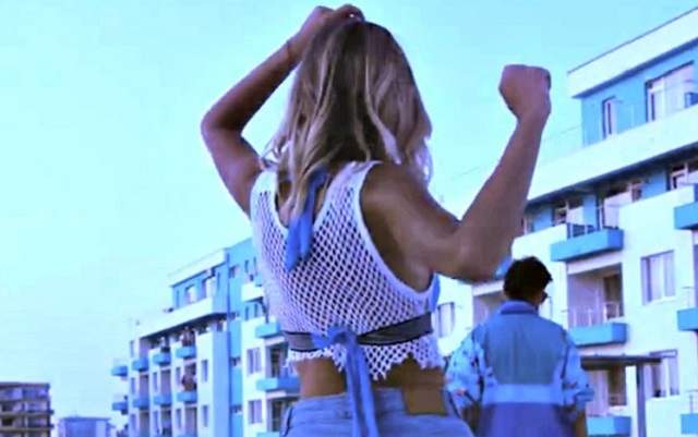 VIDEO / Și-a etalat sânii lăsați, iar acum ”lovește” din nou! Alexandra Stan, cu fundul la vedere în noul videoclip
