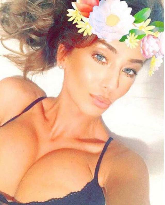 FOTO / Imagini bombă cu Andreea de la "Insula Iubirii". După ce s-a scris că este escortă de lux a schimbat placa