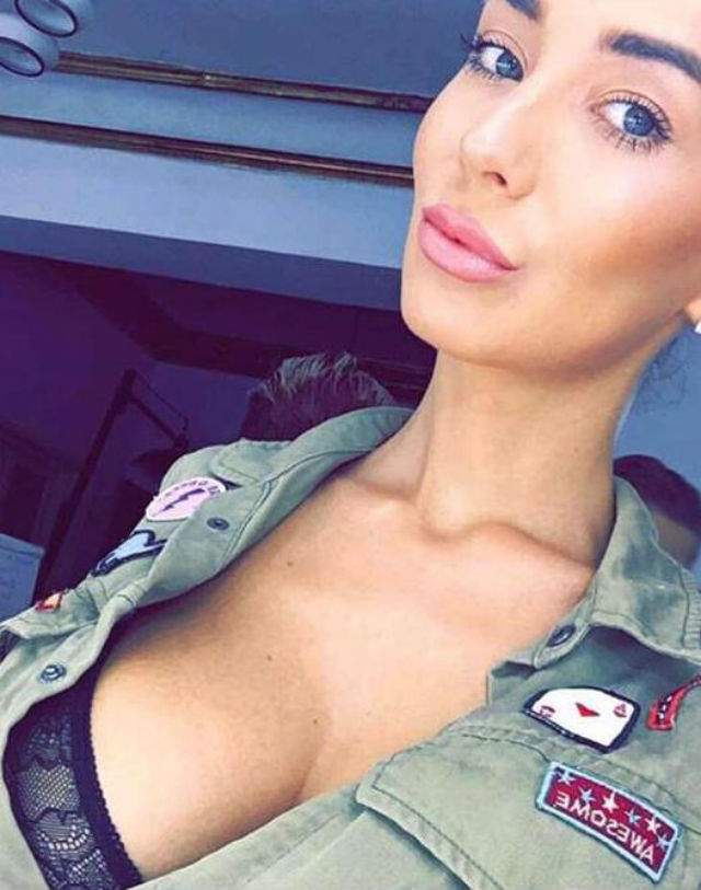 FOTO / Imagini bombă cu Andreea de la "Insula Iubirii". După ce s-a scris că este escortă de lux a schimbat placa