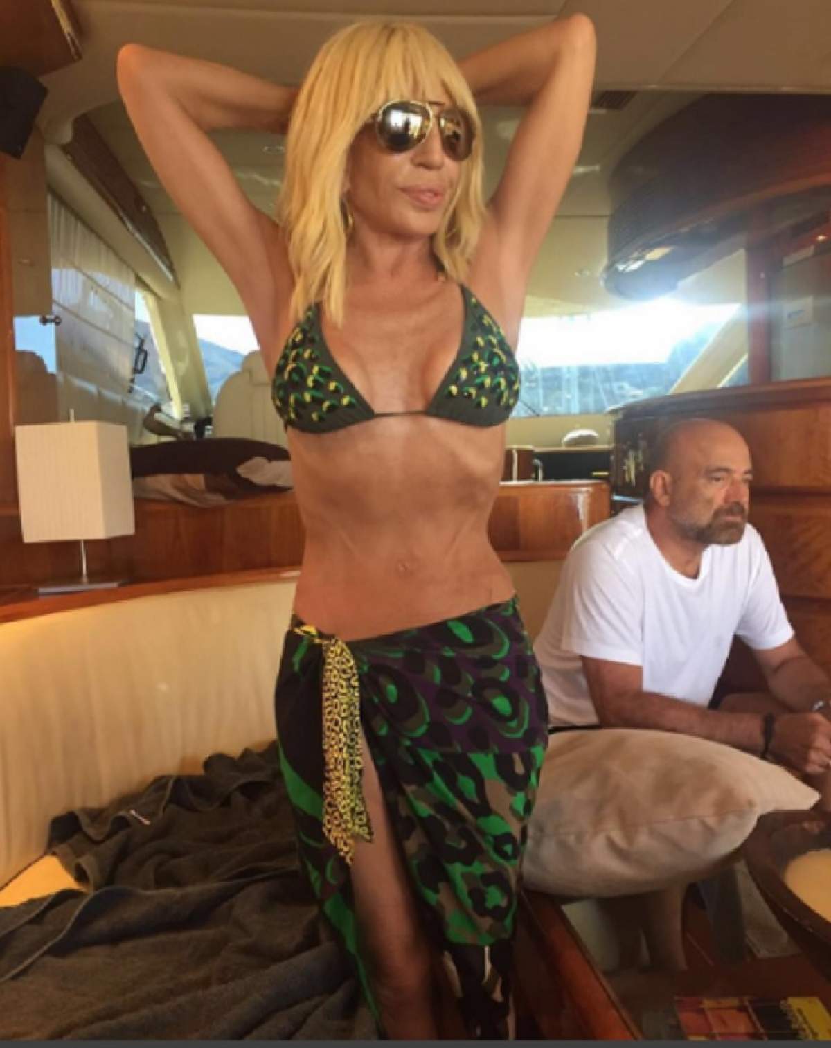 Are 61 de ani, dar pozează în costum de baie mai ceva ca o puștoaică! Donatella Versace, apariție surprinzătoare