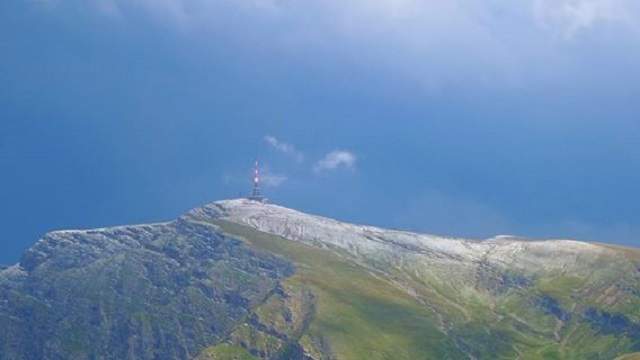 Vremea a luat-o razna în mijlocul lunii august! Primele imagini cu locul din România în care a nins