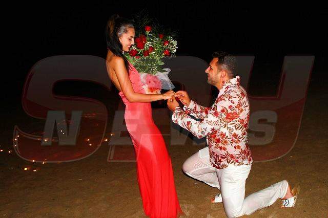 O vedetă de la noi, cerută de soție, pe plajă, în cel mai romantic mod cu putință! Imagini EXCLUSIVE