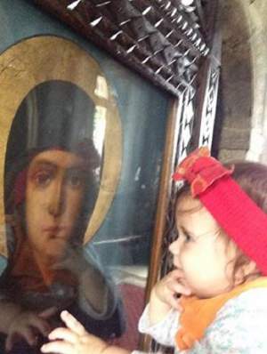 FOTO / N-a împlinit încă un an, dar Sânziana Buruiană și-a adus fiica la mănăstire: ”Bravo, așa să o înveți!”