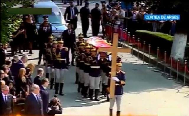 Cortegiul funerar a ajuns la catedrala Curtea de Argeș. Sicriul Reginei Ana, purtat de opt militari