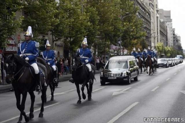 Cortegiul funerar a ajuns la catedrala Curtea de Argeș. Sicriul Reginei Ana, purtat de opt militari