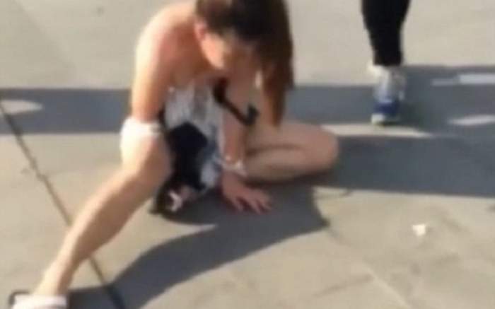 VIDEO / A avut o relație interzisă cu un bărbat și a fost umilită teribil! O femeie, bătută crunt pe stradă, în miezul zilei