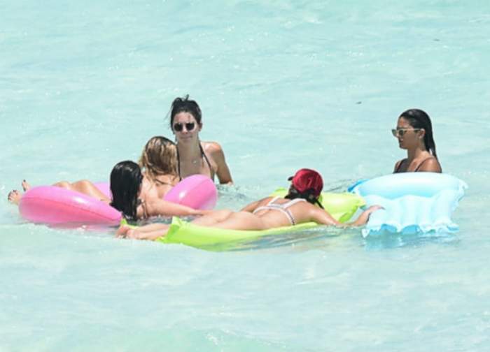 FOTO / Kylie Jenner, spectacol incendiar la plajă! Paparazzii au surprins detaliul jenant care a dat naștere multor întrebări