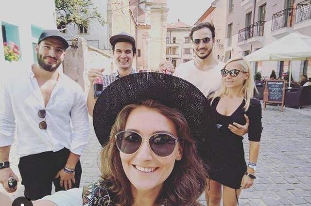 FOTO / Îți mai amintești de iubita lui Matei de la ”Insula Iubirii”? Blonda cu fund mai apetisant ca al lui JLo s-a lăsat pipăită în văzul tuturor! Imagine HOT