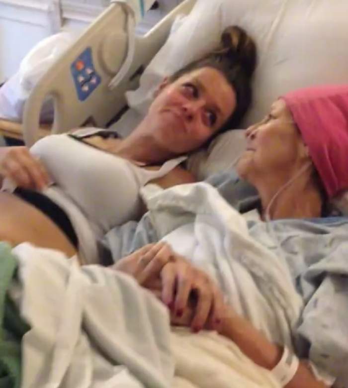 VIDEO EMOȚIONANT! Era însărcinată, însă mama ei se afla pe patul de spital! Gestul tinerei a înlăcrimat o mulțime de persoane