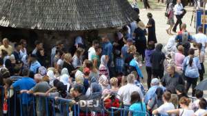 VIDEO EMOŢIONANT / Zeci de mii de români se roagă la icoana făcătoare de minuni de la Mănăstirea Nicula