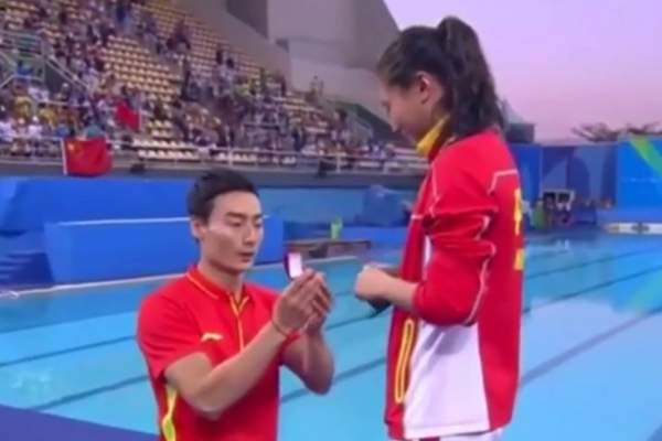 VIDEO / Emoţii la Jocurile Olimpice! O sportivă din China a câştigat medalia de argint şi a fost cerută în căsătorie!