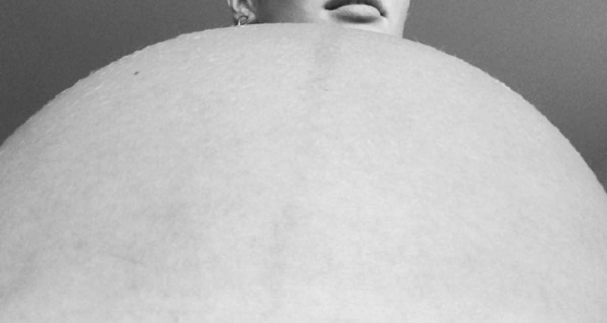 FOTO / GHICEŞTE GRAVIDA! Urmează să nască şi burta îi arată aşa