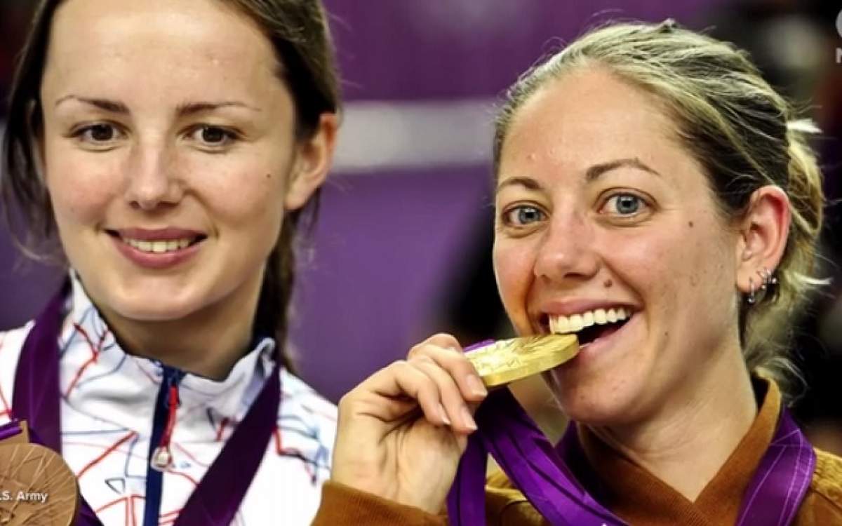 ÎNTREBAREA ZILEI: LUNI - De ce toţi campionii olimpici îşi muşcă medaliile?