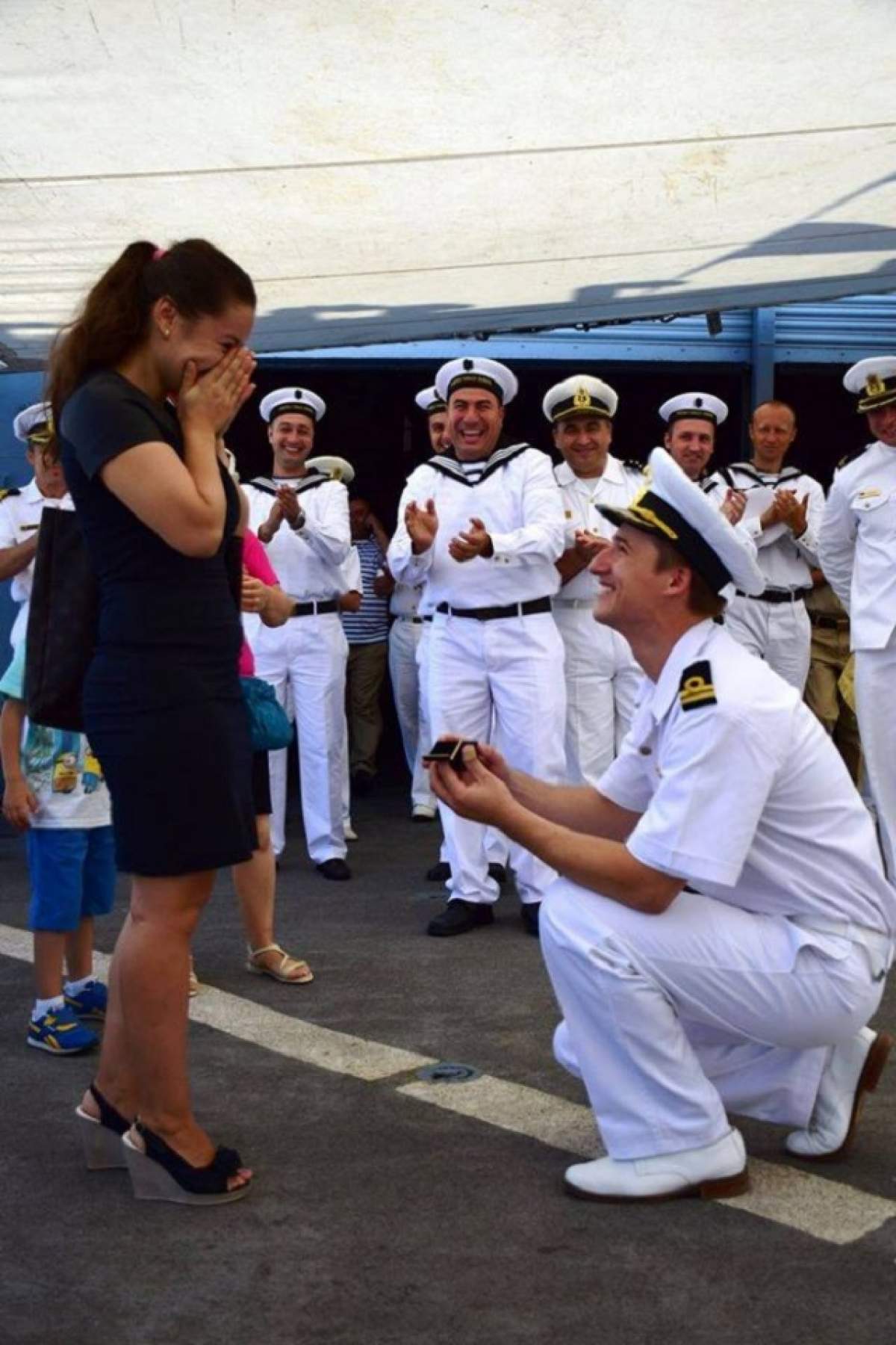 Curajos, nu glumă! Gest neaşteptat făcut de un marinar, chiar de ZIua Marinei! Toată lumea a aplaudat si l-a felicitat
