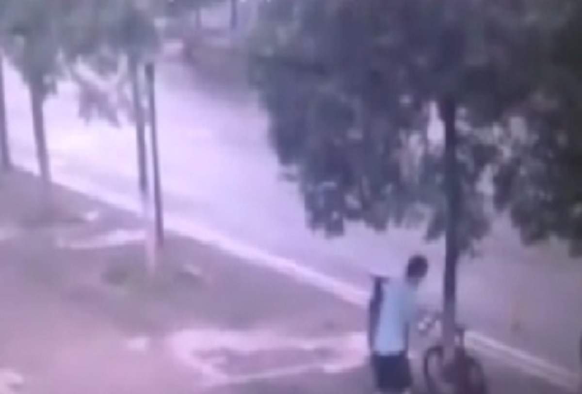 VIDEO / Gest extrem făcut de un hoţ! De ce-a fost în stare ca să fure o bicicletă e incredibil! Imaginile fac furori pe internet