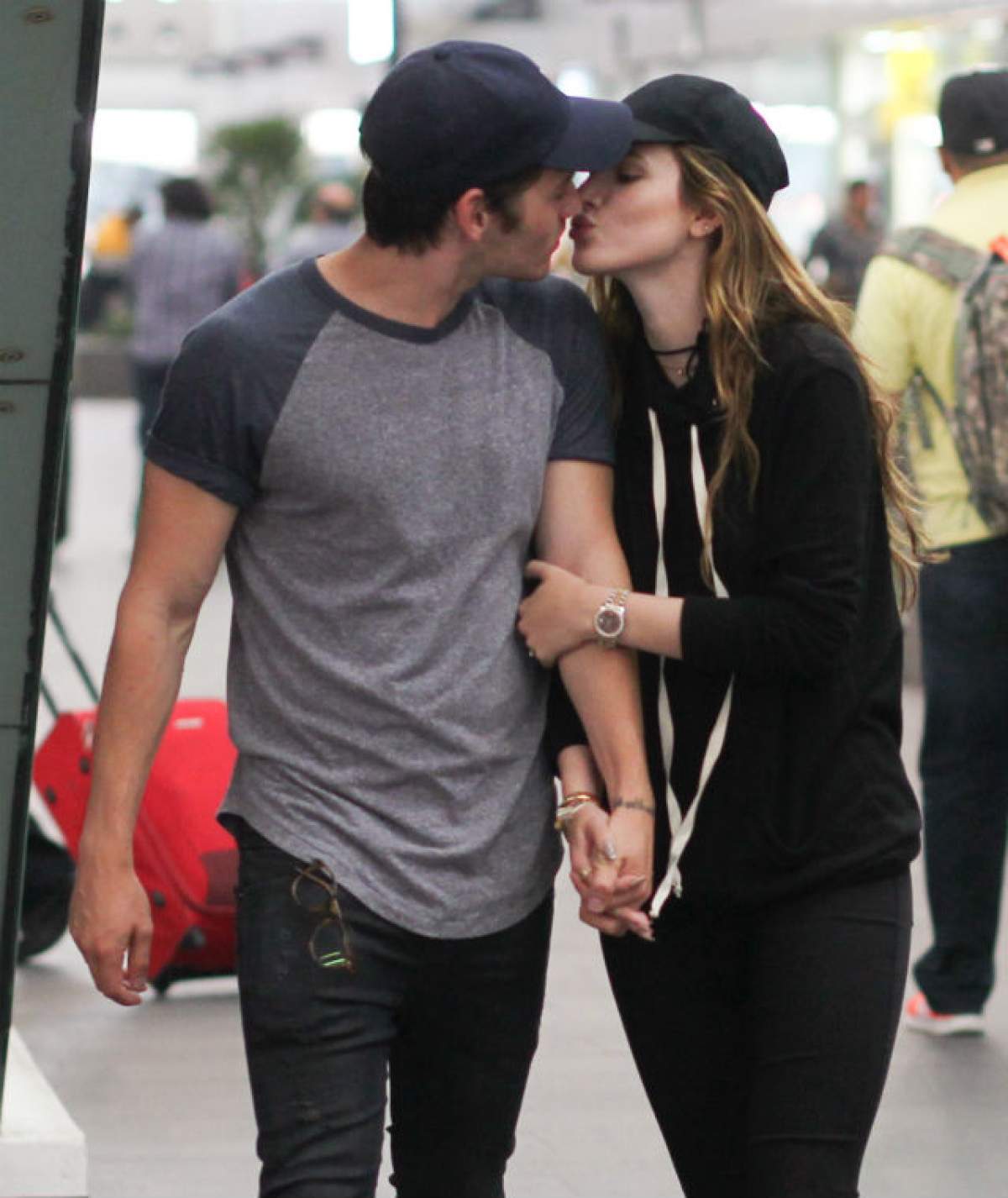 FOTO / Actriţa Bella Thorne E SINGURĂ DIN NOU! S-A DESPĂRŢIT de cel care i-a fost alături un an