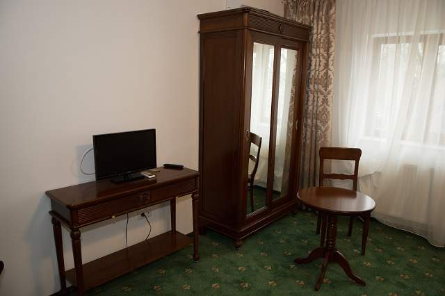 TUPEU INCREDIBIL! Biserica nu are bani de Catedrala Neamului, dar şi-a tras hotel lângă Bucureşti
