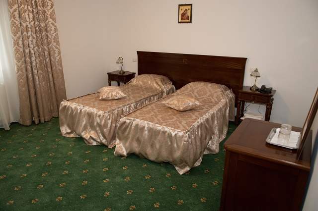 TUPEU INCREDIBIL! Biserica nu are bani de Catedrala Neamului, dar şi-a tras hotel lângă Bucureşti