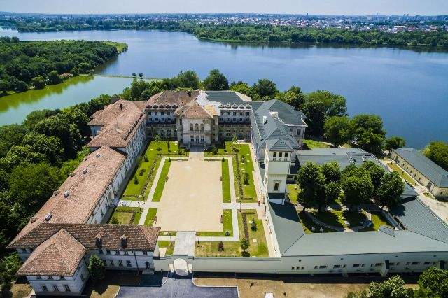 TUPEU INCREDIBIL! Biserica nu are bani de Catedrala Neamului, dar şi-a tras hotel lângă Bucureşti