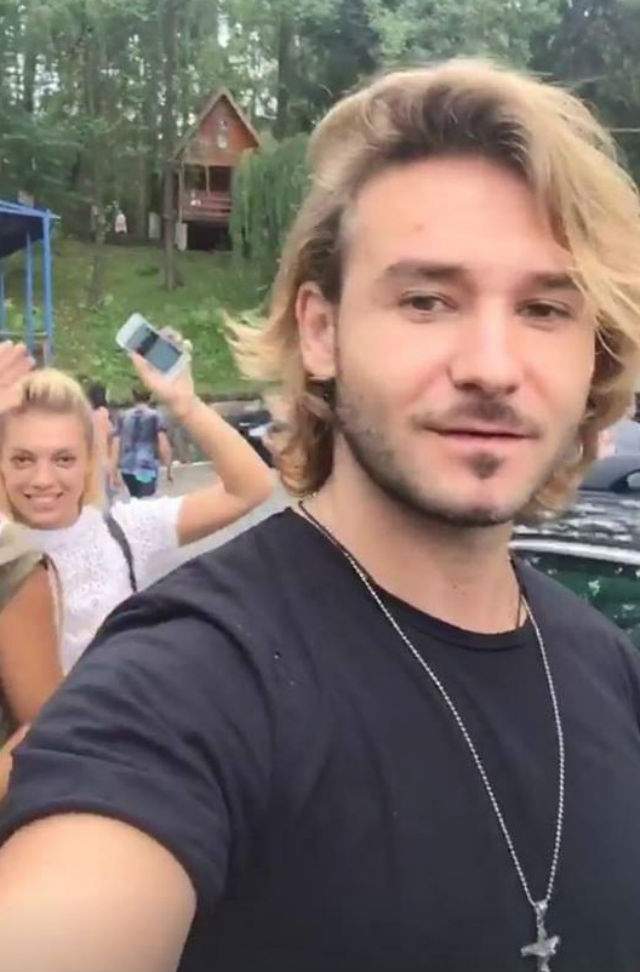 Christian D a vrut să își facă un selfie, dar ce a surprins în imagine a stârnit hohote de râs