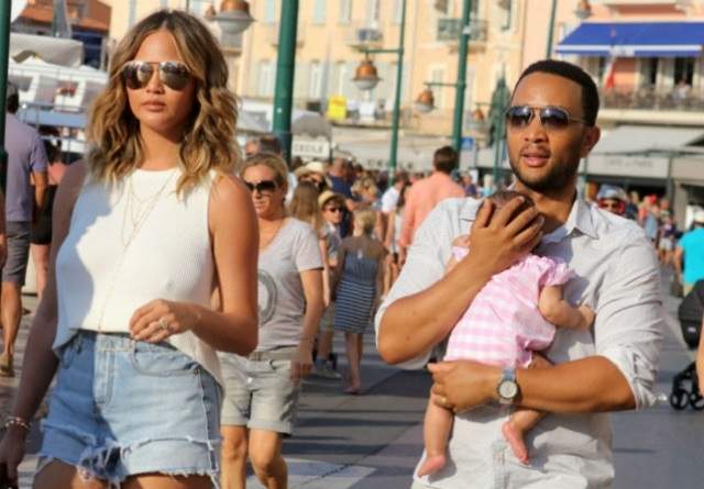 FOTO  /  Sarcina i-a distrus picioarele tonifiate, dar nu-i pasă! Chrissy Teigen şi-a etalat vergeturile pe internet fără jenă