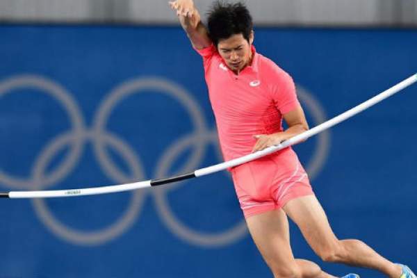 VIDEO & FOTO / Reacţia dură a sportivului despre care s-a scris că "a doborât bara cu penisul" la săritura în înălţime