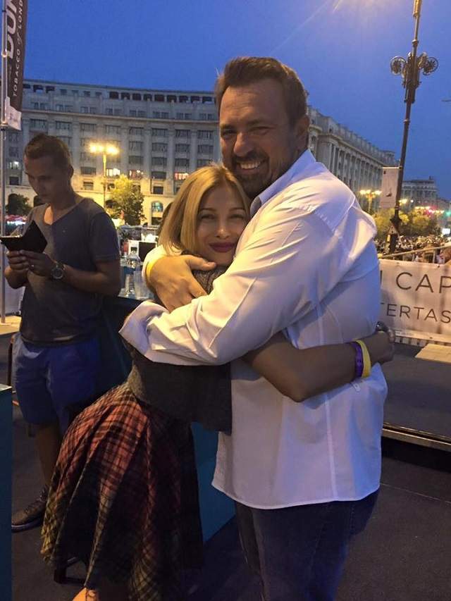 FOTO / A mers la concert SIA și a primit o îmbrățișare pe care mulți oameni și-o doresc! Lora, fericită până peste cap