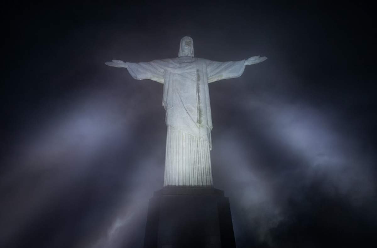 FOTO / Ce a apărut la Statuia lui Iisus din Rio de Janeiro! Toţi trecătorii s-au oprit şi au fotografiat! Să fi fost un semn divin?