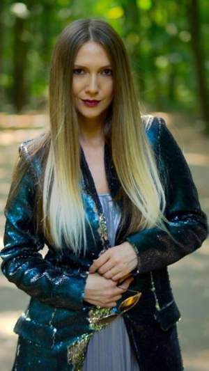 FOTO / A devenit mămică şi a simţit nevoia unei schimbări! Adela Popescu şi-a vopsit părul şi radiază de frumuseţe