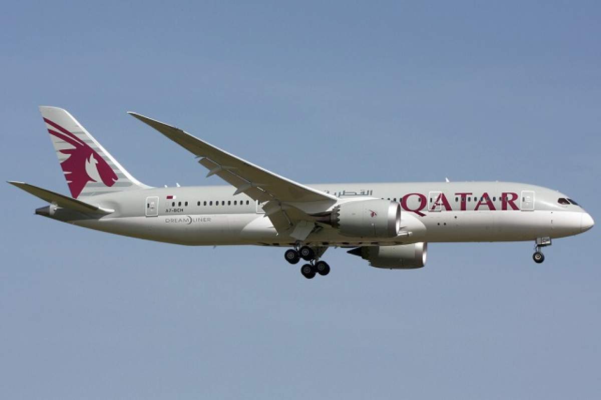 Un avion Qatar Airways a aterizat de urgență la Istanbul, după ce un motor a luat foc