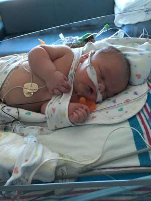 FOTO / O vedetă a primit o VESTE TERIBILĂ, la scurt timp după ce a născut: "Copilul are o gaură în inimă"