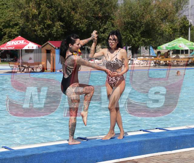 Două bunăciuni, tatuate din cap până-n picioare, și-au făcut de cap, pe marginea piscinei! Fotografii FIERBINȚI