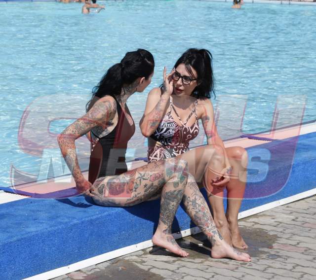 Două bunăciuni, tatuate din cap până-n picioare, și-au făcut de cap, pe marginea piscinei! Fotografii FIERBINȚI